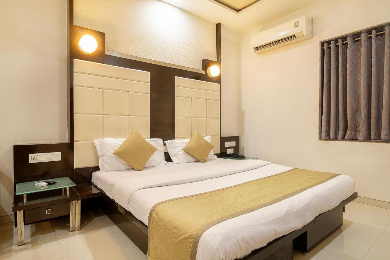 Hotel Satkar Surat Buitenkant foto