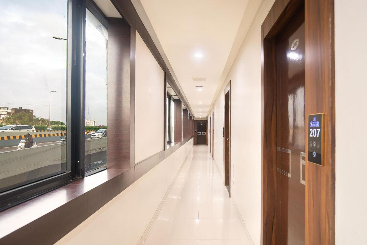 Hotel Satkar Surat Buitenkant foto