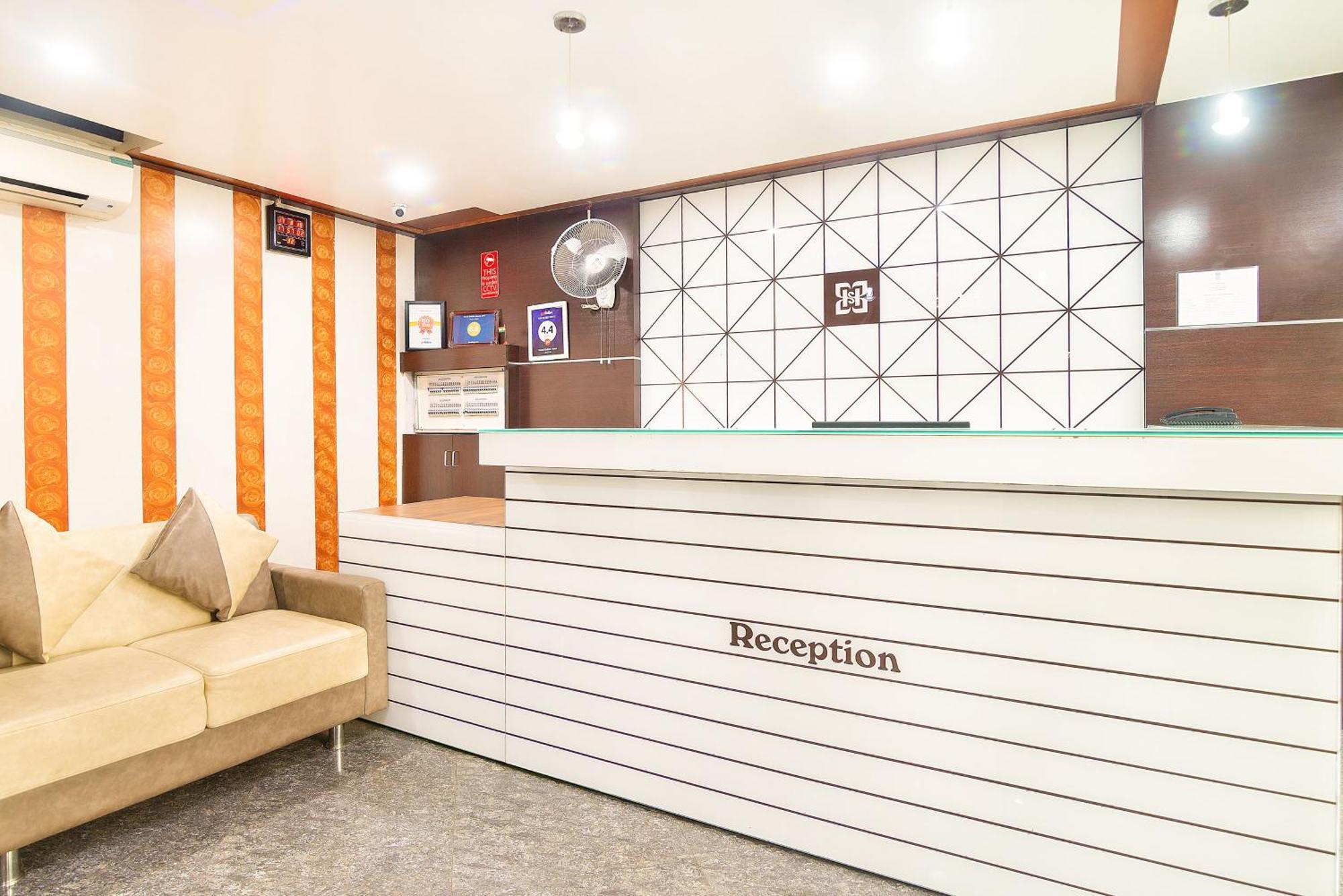 Hotel Satkar Surat Buitenkant foto