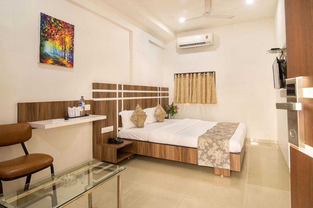 Hotel Satkar Surat Buitenkant foto