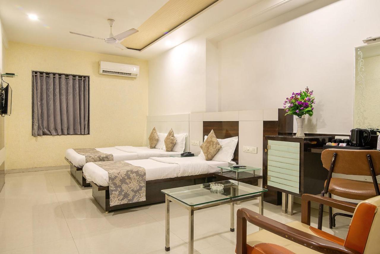 Hotel Satkar Surat Buitenkant foto