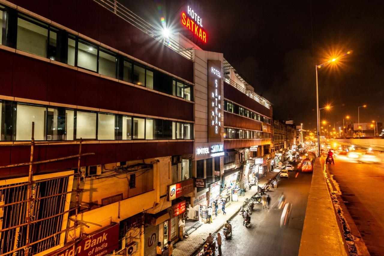 Hotel Satkar Surat Buitenkant foto