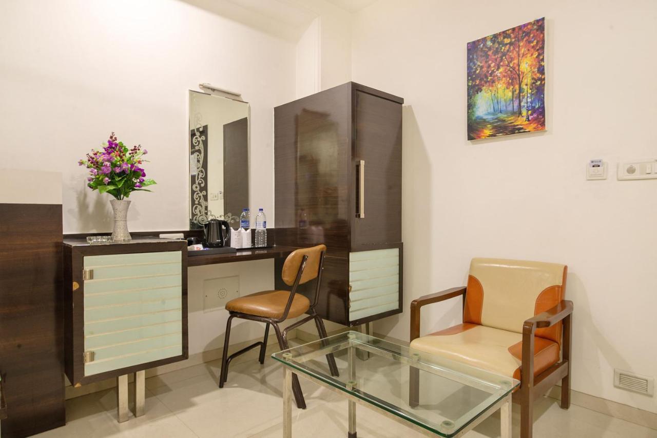 Hotel Satkar Surat Buitenkant foto