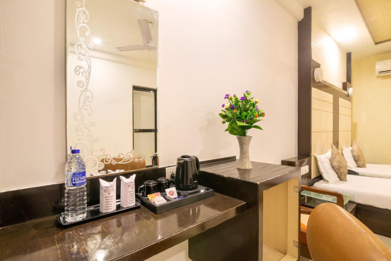 Hotel Satkar Surat Buitenkant foto