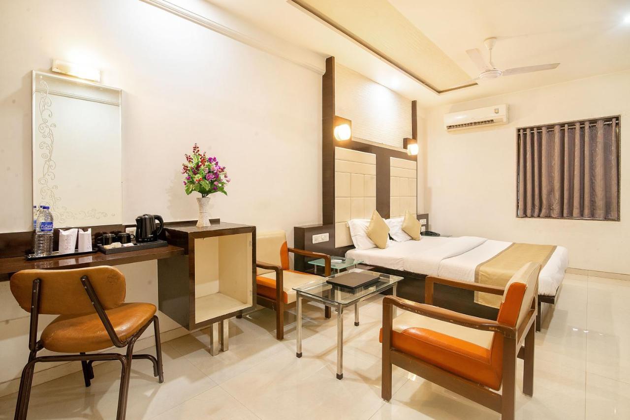 Hotel Satkar Surat Buitenkant foto