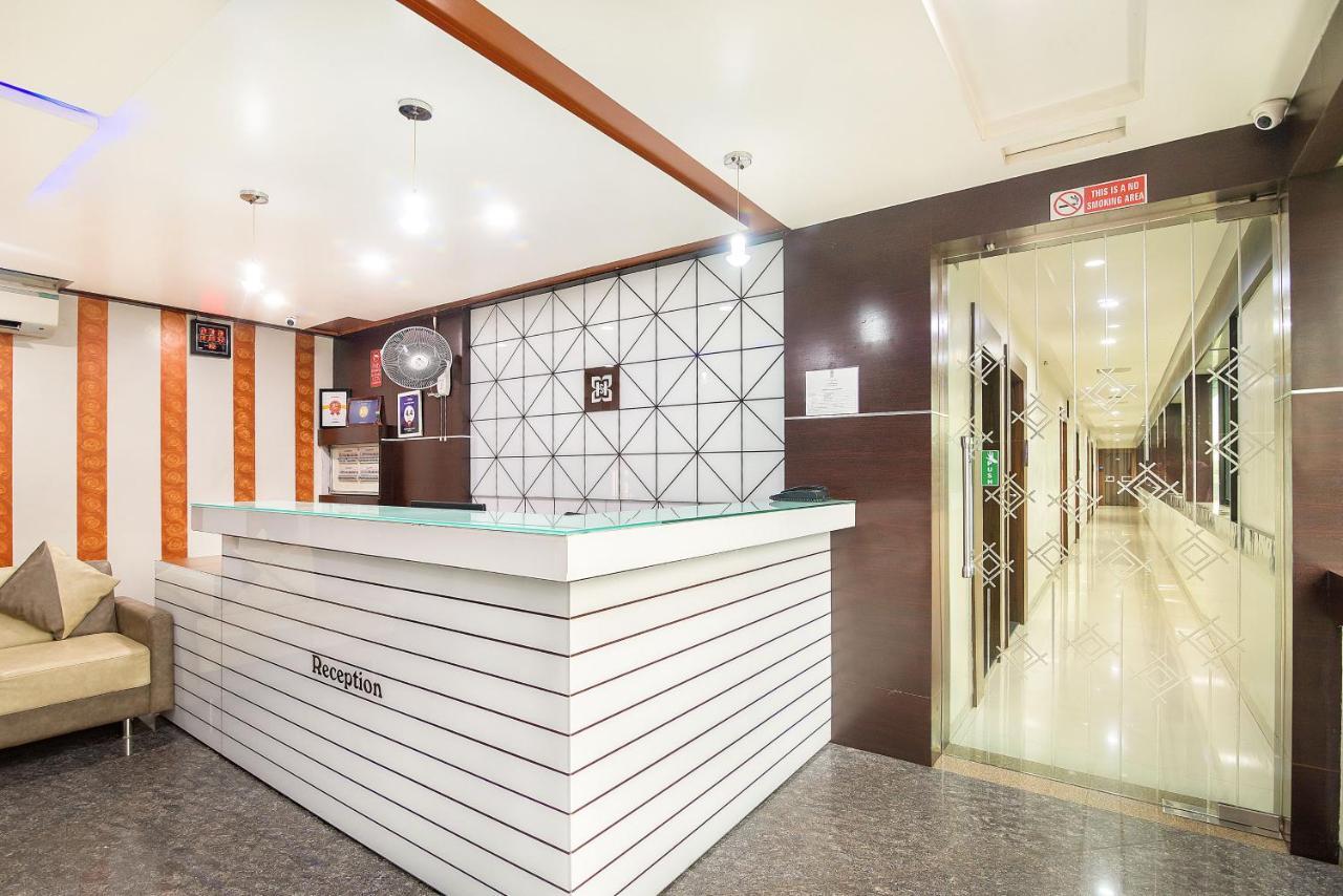 Hotel Satkar Surat Buitenkant foto