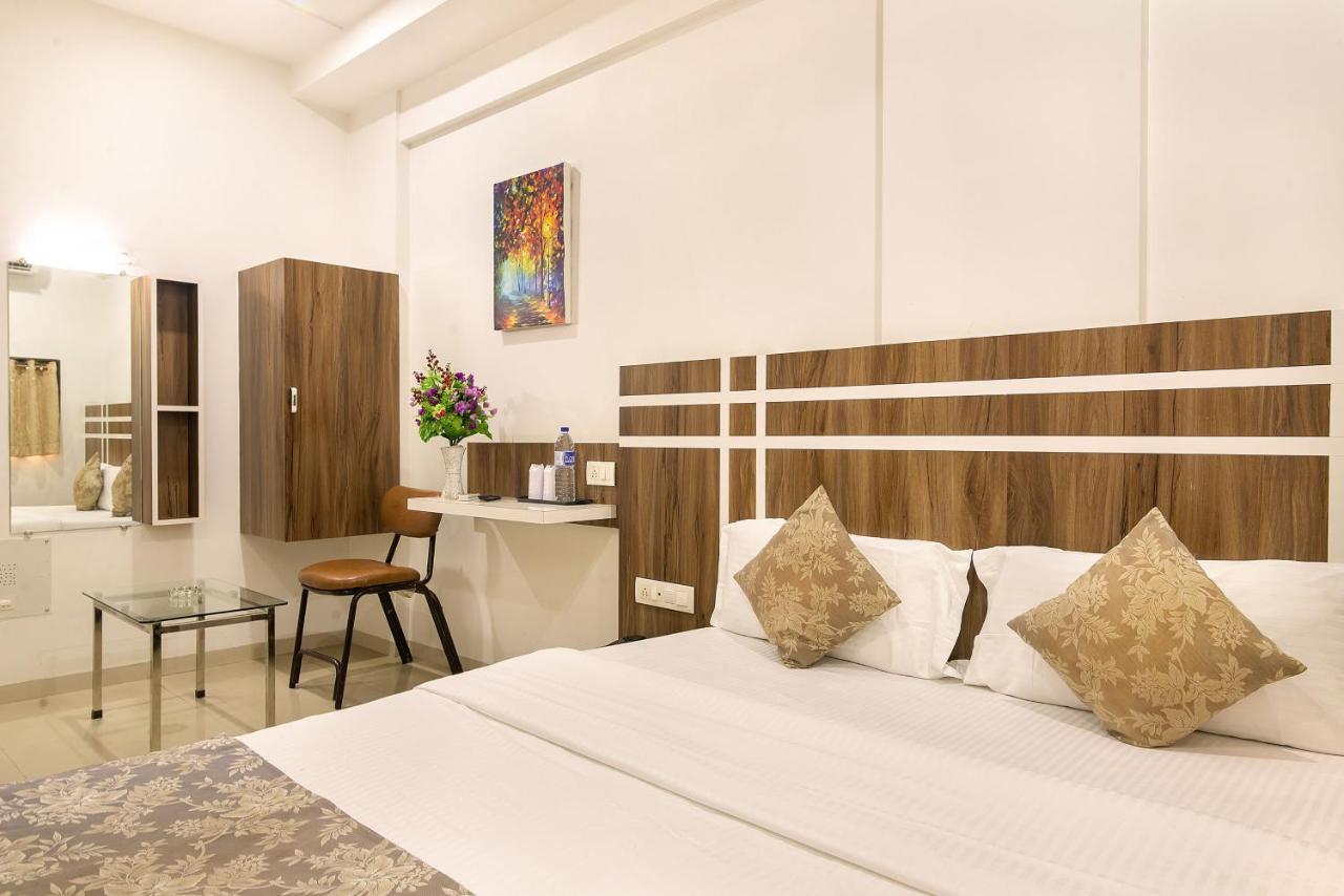 Hotel Satkar Surat Buitenkant foto