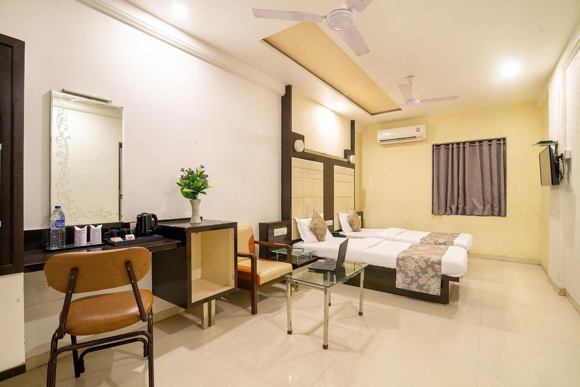 Hotel Satkar Surat Buitenkant foto