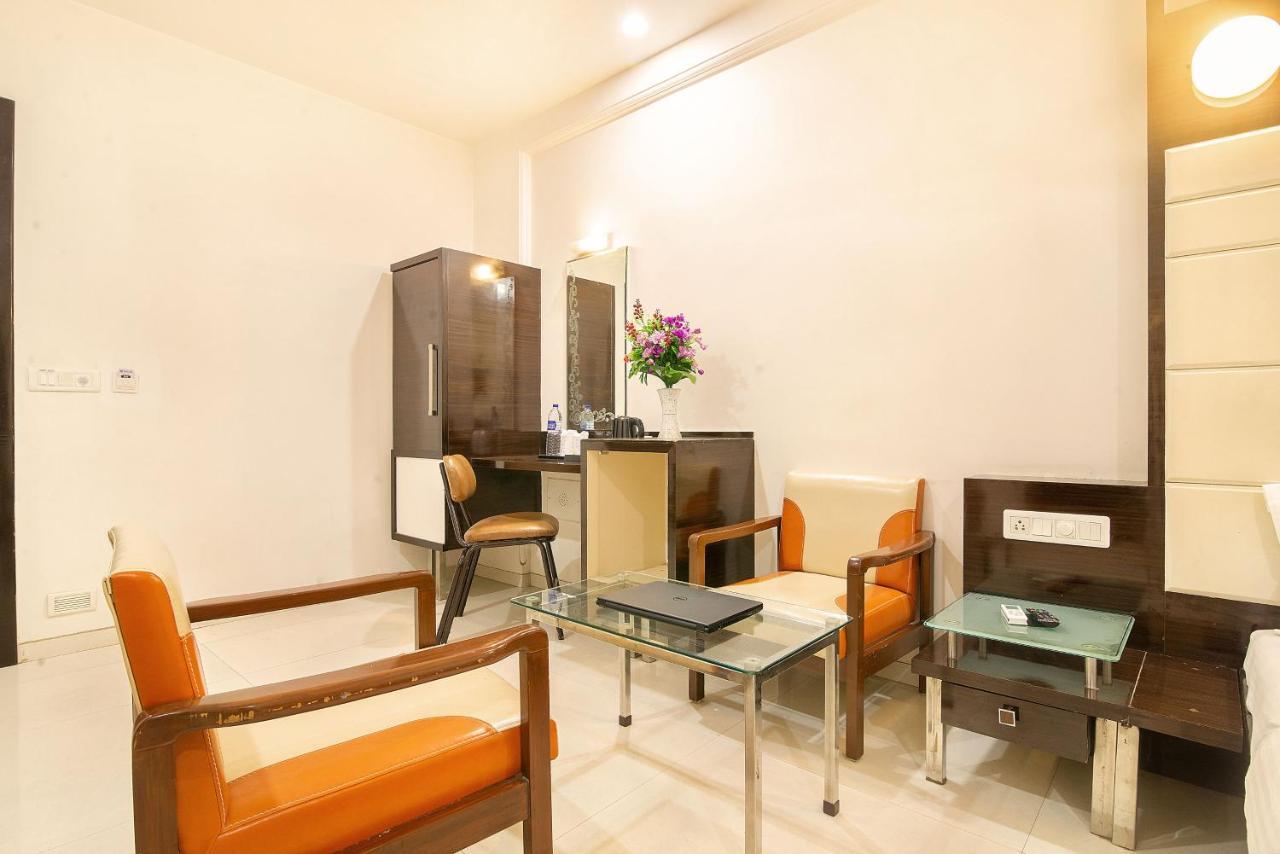 Hotel Satkar Surat Buitenkant foto