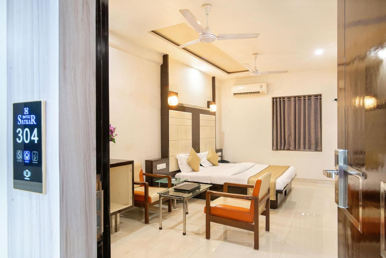 Hotel Satkar Surat Buitenkant foto
