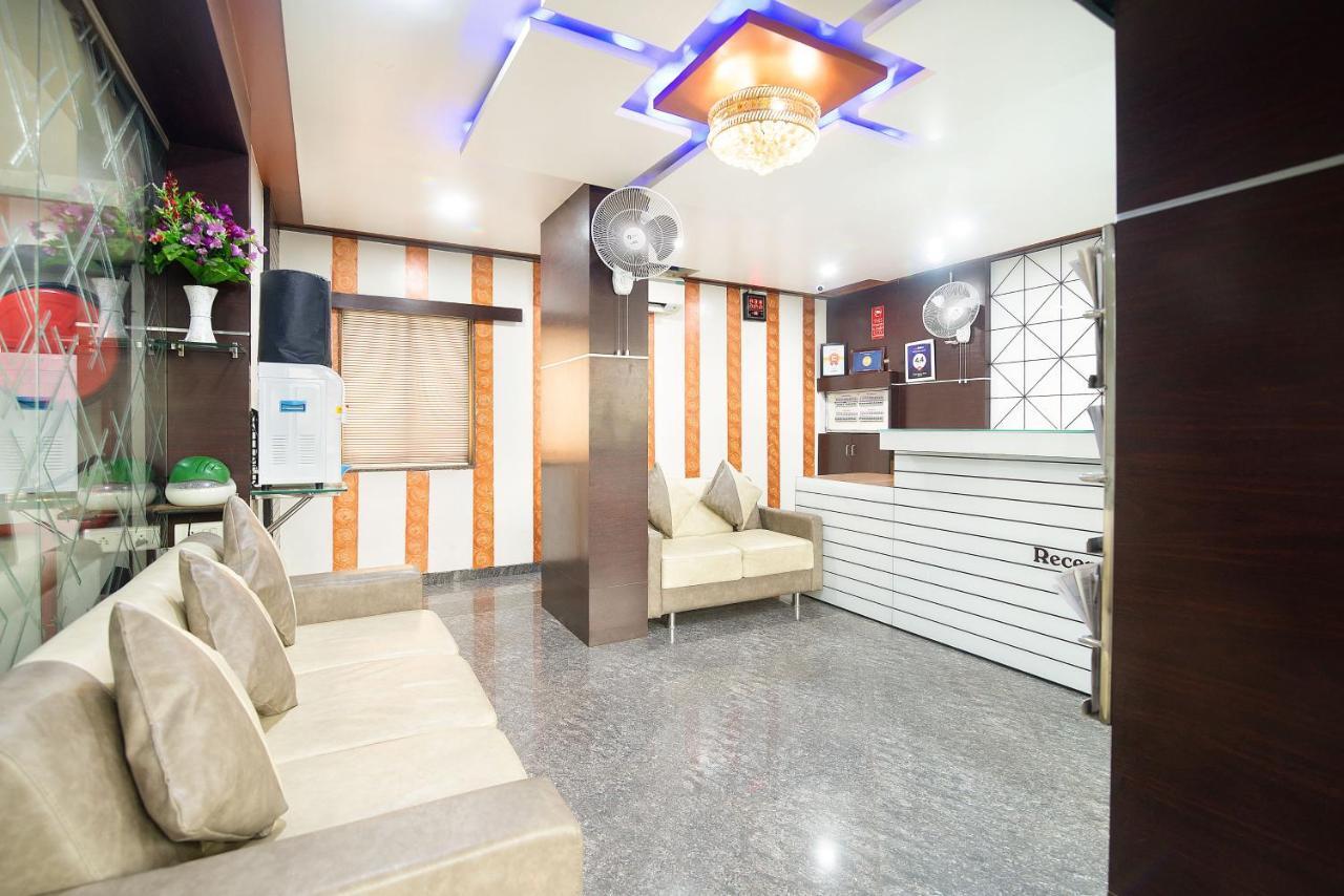 Hotel Satkar Surat Buitenkant foto