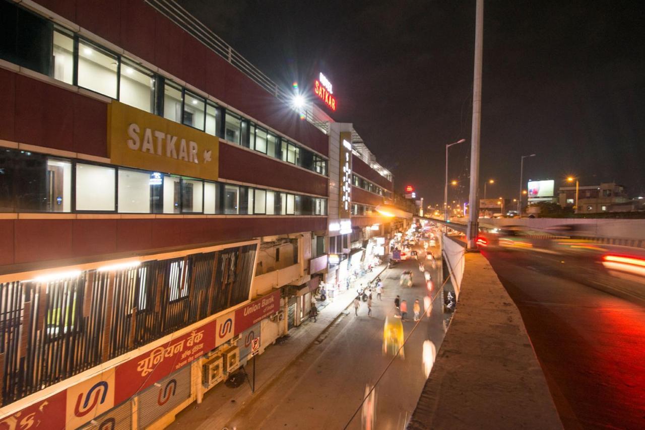 Hotel Satkar Surat Buitenkant foto